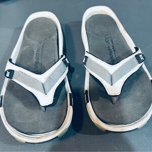 Footlevelers Gray and White Flip Flops. Sturdy built-in arches unisex.